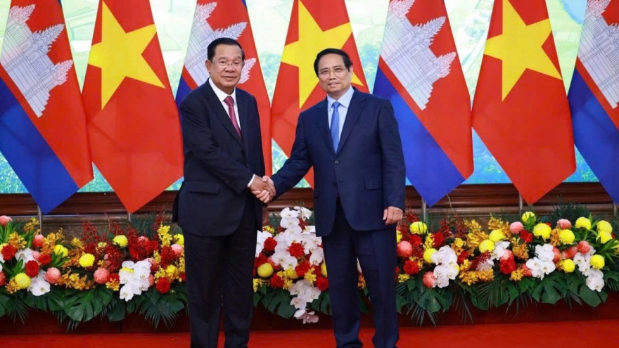 PM Pham Minh Chinh receives Cambodian Senate president Hun Sen